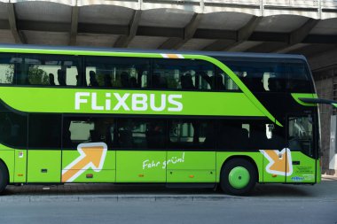 Münih, Almanya - 15 Ağustos 2018: Meinfernbus Flixbus yeşil otobüs. Düşük maliyetli ve konforlu otobüs seyahat Almanya'nın en büyük yol ağ sağlayıcısı ile 700'den fazla yerler için