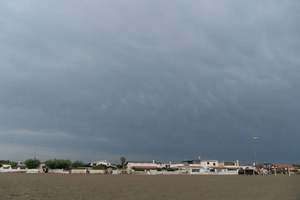 Casas Playa Bajo Cielo Gris Nublado — Foto de Stock