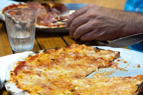 Comer Una Pizza Italiana Tradicional Enfoque Selectivo — Foto de Stock