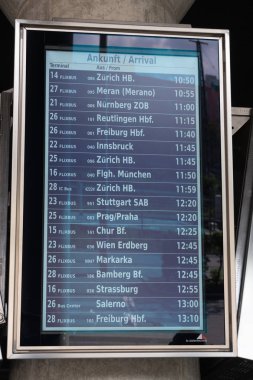 Münih, Almanya - 15 Ağustos 2018: Otobüs varış takvim kurulu Münih istasyonunda, Almanya