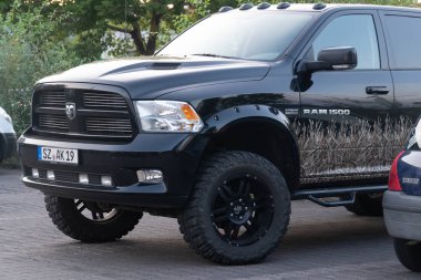 Berlin, Almanya - 15 Ağustos 2018: Ram 1500 kamyon. Fca bize Llc tarafından (eski adıyla Chrysler Group Llc üretilen bir tam boyutlu kamyonet Ram kamyonet (eski adıyla Dodge Ram pikap) olduğunu)