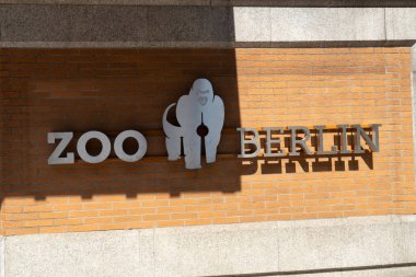 Berlin, Almanya - 15 Ağustos 2018: Tabela Hayvanat Bahçesi (Almanca: Zoologischer Garten Berlin), Almanya'nın en eski hayvanat bahçesi ve dünyanın en büyük çeşitli türlerin evine