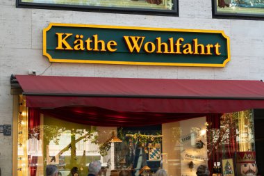 Berlin, Almanya - 16 Ağustos 2018: Yükleme Wohlfahrt Tabela Salonu, dünyaca ünlü Noel özel mağaza Berlin Şubesi