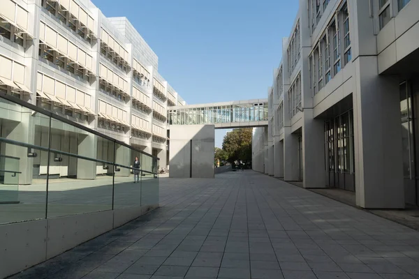 Münih, Almanya - 15 Ağustos 2018: Kurt Haertel Passage yolu bağlanma. Kurt Haertel Alman patent avukatıydı. 2003 yılından bu yana, Münih, Almanya, bir sokakta, Kurt Haertel geçiş fizikçiden alır