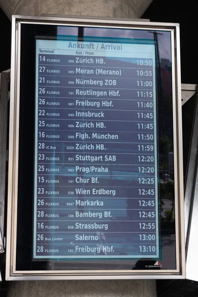 Münih, Almanya - 15 Ağustos 2018: Otobüs varış takvim kurulu Münih istasyonunda, Almanya