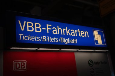 Berlin, Almanya - 14 Şubat 2019: Modern bilet makine Berlin tren istasyonunda bir platformda demiryolu şirketi Deutsche Bahn