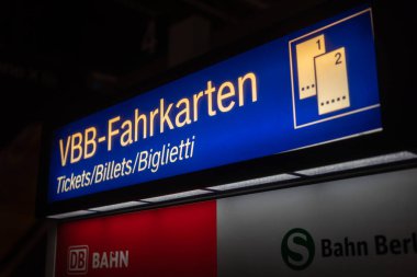 Berlin, Almanya - 14 Şubat 2019: Modern bilet makine Berlin tren istasyonunda bir platformda demiryolu şirketi Deutsche Bahn