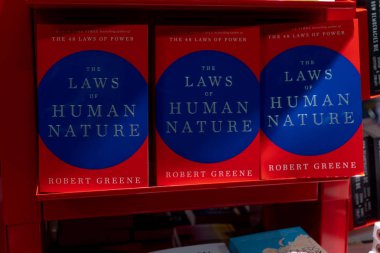 Rome, İtalya - 14 Şubat 2019: Üç kopya kitap tarafından Robert Greene yasalar, insan doğası ve profil kitaplar Limited tarafından düzenlenmiş