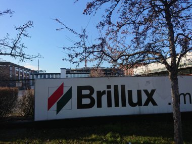 Berlin, Almanya - 24 Şubat 2019: Banner Alman şirketin Brillux, üretici ve perakendeci boyalar ve boya