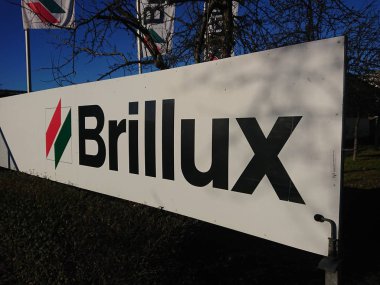 Berlin, Almanya - 24 Şubat 2019: Banner Alman şirketin Brillux, üretici ve perakendeci boyalar ve boya