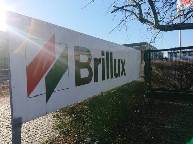 Berlin, Almanya - 24 Şubat 2019: Banner Alman şirketin Brillux, üretici ve perakendeci boyalar ve boya