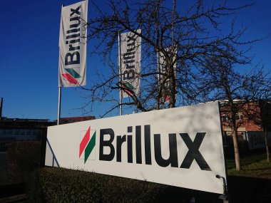 Berlin, Almanya - 24 Şubat 2019: Banner Alman şirketin Brillux, üretici ve perakendeci boyalar ve boya