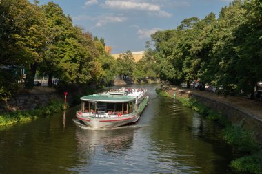 Berlin, Almanya - 23 Ağustos 2018: Spree Nehri seyir yolcu teknesi