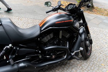 Berlin, Almanya - 25 Ağustos 2018: Siyah Harley Davidson Motosiklet. Harley-Davidson veya Harley, Milwaukee, Wisconsin, 1903 yılında kurulmuş bir Amerikan motosiklet üreticilerinden biridir