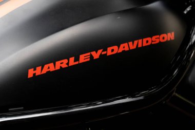 Berlin, Almanya - 25 Ağustos 2018: Siyah Harley Davidson Motosiklet. Harley-Davidson veya Harley, Milwaukee, Wisconsin, 1903 yılında kurulmuş bir Amerikan motosiklet üreticilerinden biridir
