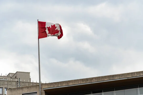 Flaga Kanady Lub Języku Francuskim Drapeau Canada Fruwające Przeciwko Pochmurnego — Zdjęcie stockowe