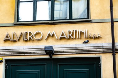 Rome, İtalya - 29 Temmuz 2018: Alviero Martini showroom. Alviero Martini 1a Classe çeşitli giyim ve aksesuarları bir 