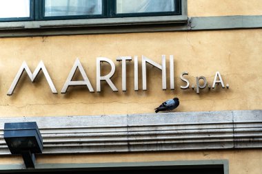 Rome, İtalya - 29 Temmuz 2018: Alviero Martini showroom. Alviero Martini 1a Classe çeşitli giyim ve aksesuarları bir 