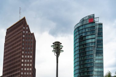 Berlin, Almanya - 25 Ağustos 2018: Deutsche Bahn cam gökdelen ve modern binada Potsdamer Platz