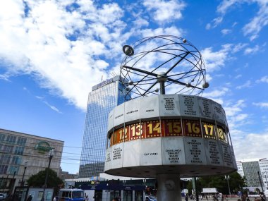 Berlin, Almanya - 21 Haziran 2018: Alexanderplatz, dünya zaman saati. Alexanderplatz de Berlin, Weltzeituhr (Worldtime saat)