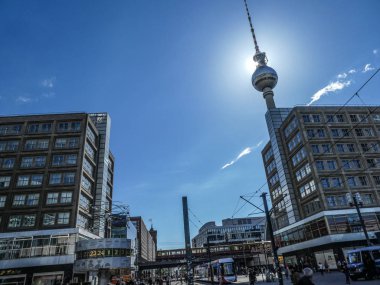 Berlin, Almanya - 21 Haziran 2018: Alexanderplatz görünümü, dünya zaman saati ve Fernsehturm, televizyon kulesi