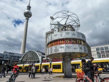 Berlin, Almanya - 22 Haziran 2018: Alexanderplatz, dünya zaman saati. Alexanderplatz de Berlin, Weltzeituhr (Worldtime saat)
