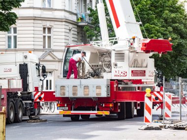 Berlin, Almanya - 30 Haziran 2018: M ve S, Mller ve Sohn vinç servis aracı