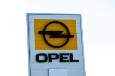Verona, İtalya - 4 Eylül 2018: Opel şirket otomobil Bayii. Adam Opel Ag, mühendisler, üreten, tasarımlar ve Opel markalı araçlar dağıtan bir Alman otomobil üreticisi olduğunu