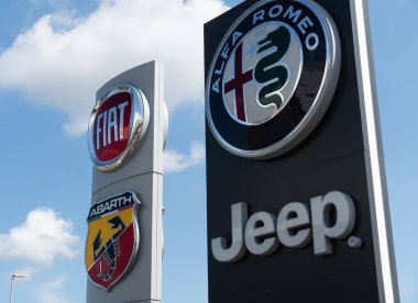 Verona, İtalya - 4 Eylül 2018: Fiat tabela, Abarth, Alfa Romeo ve Jeep otomobil Galerisi