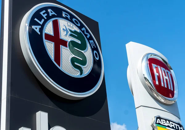 Verona Italia Septiembre 2018 Señalización Concesionarios Automóviles Alfa Romeo Fiat — Foto de Stock