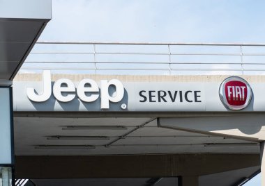 Verona, İtalya - 4 Eylül 2018: Jeep ve Fiat servis ve tamir dükkanı