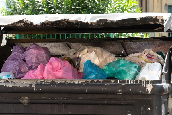 Roma Italia Septiembre 2018 Dump Overflowing Garbage Cans — Foto de Stock