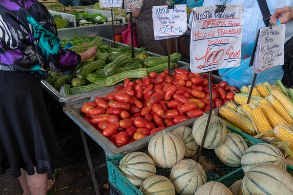 在农贸市场购买新鲜水果和蔬菜 — 图库照片