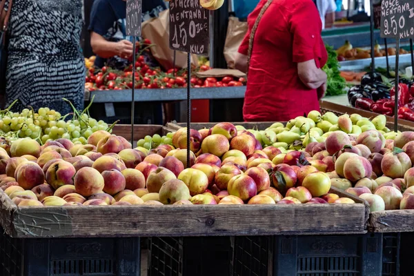 Acquisto Frutta Fresca Mercato Agricolo — Foto Stock