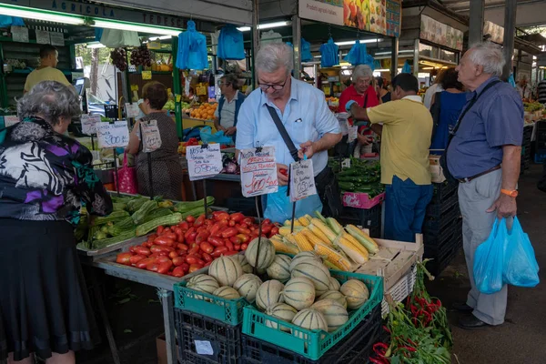 意大利罗马 2018年9月4日 在农贸市场选择新鲜水果和蔬菜的人 — 图库照片