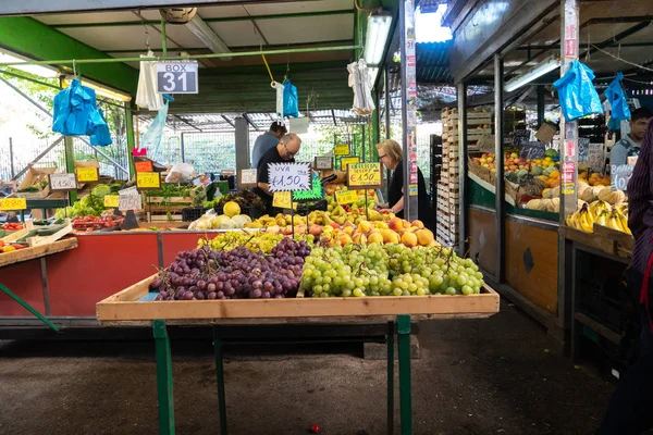 Roma Ιταλία Σεπτεμβρίου 2018 Ανθρώπους Επιλέγοντας Φρέσκα Φρούτα Και Λαχανικά — Φωτογραφία Αρχείου