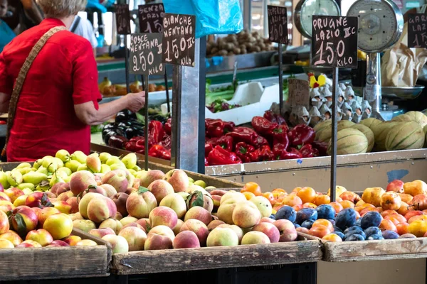 Acquisto Frutta Fresca Mercato Agricolo — Foto Stock