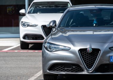 Verona, İtalya - 4 Eylül 2018: Alfa Romeo arabalar, önden görünüm. Alfa Romeo otomobil S.p.A. bir İtalyan otomobil üreticisidir