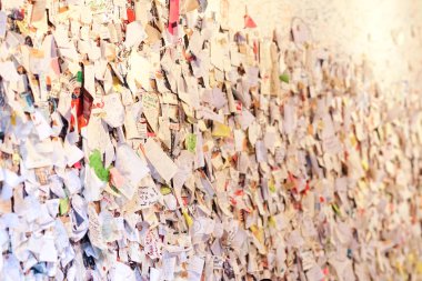 Verona, İtalya - 5 Eylül 2018: Kağıt notları ve aşk Juliet Capulet evin (Casa di Giulietta duvardaki mesajı)