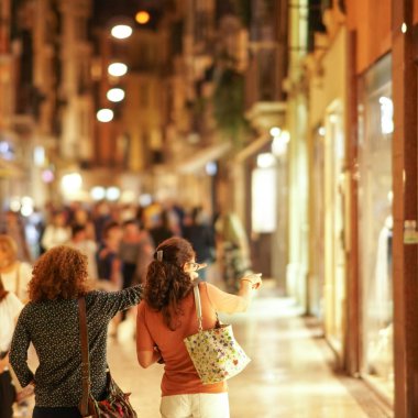 İki dükkan pencere için işaret eden kadın döndü. Seçici odak