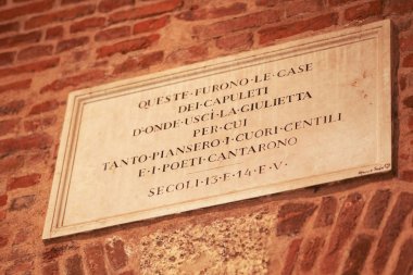 Commemorative plaque outside Juliet's House, Verona 