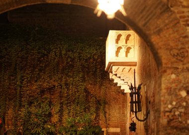 Verona, İtalya - 5 Eylül 2018: Yan görünüm Juliet 14 evin sözde Balkonlu. Kadın kahramanı William Shakespeare'in trajedi Romeo ve Juliet Juliet Capulet mi