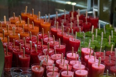 Renkli meyve buz pop