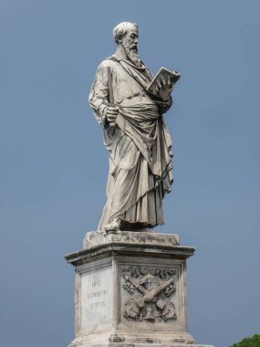 Kırık Kılıç ve Ponte Sant'Angelo, Rome, İtalya ile Kaide Yazıtı Borgo, bir kitap tutan havari Aziz Paul heykeli. Heykel İtalyan erken Rönesans Paolo Romano tarafından yapıldı.