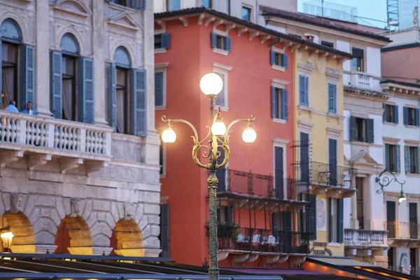 역사적인 센터에 베로나 이탈리아 2018 가로등 — 스톡 사진