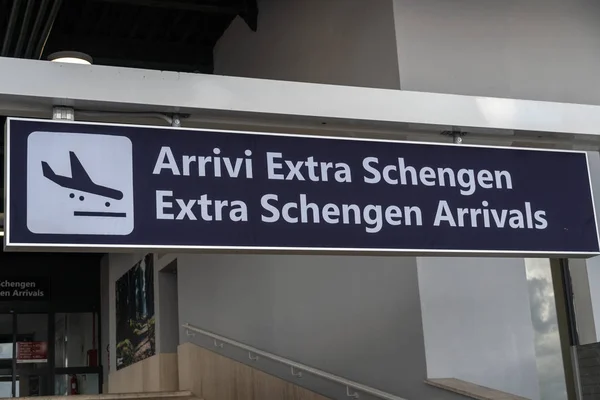 Tablero Llegadas Extra Schengen Italiano Arrivi Extra Schengen — Foto de Stock