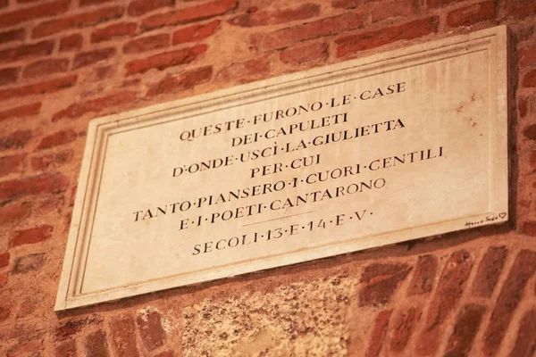 Commemorative plaque outside Juliet's House, Verona 