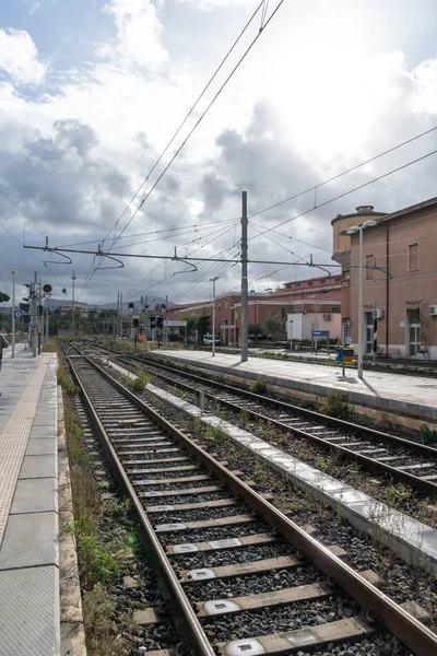 Leere Gleise Und Bahnhof — Stockfoto