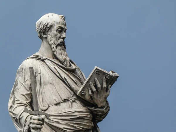 Kırık Kılıç ve Ponte Sant'Angelo, Rome, İtalya ile Kaide Yazıtı Borgo, bir kitap tutan havari Aziz Paul heykeli. Heykel İtalyan erken Rönesans Paolo Romano tarafından yapıldı.