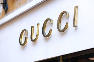 Rome, İtalya - 5 Eylül 2018: Gucci butik. Gucci moda ve deri eşyalar, Fransız holding şirketine Kering ait Gucci Grubu'nun üyesi olan bir İtalyan lüks markasıdır.